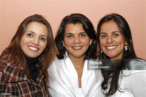 xhamarte|Brazilian sisters kissing .